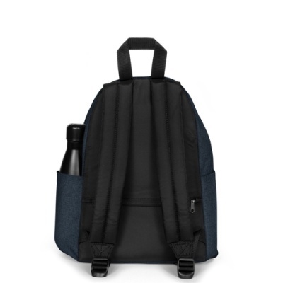 Mochila azul escura e preta vista de trás com garrafa preta numa lateral