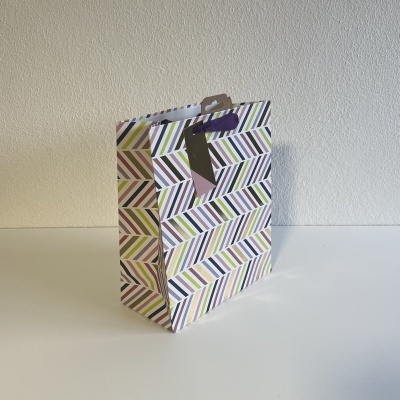 Saco de papel com padrão geométrico colorido para presentes