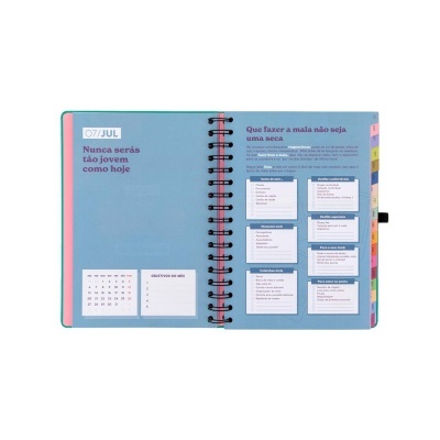 Página aberta de uma agenda mensal azul com texto em português e abas coloridas.