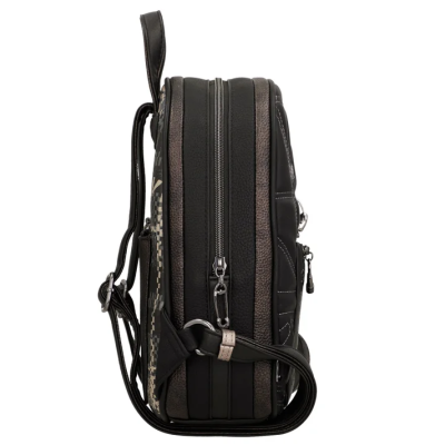Mochila preta vista de lado com fechos metálicos e alças ajustáveis