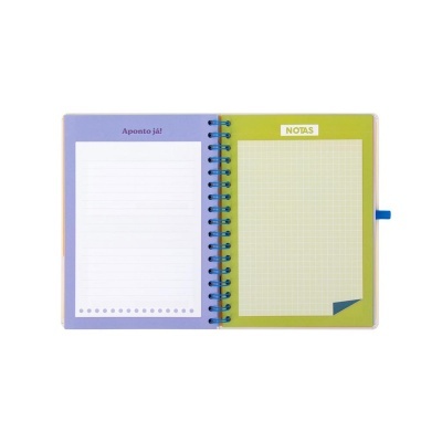 Caderno espiral aberto com páginas coloridas lilás e verde, com texto e folhas pautadas e quadriculadas.