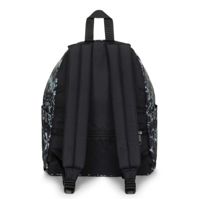 Mochila vista de trás com alças pretas e padrão azul e preto