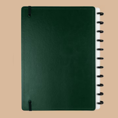 Caderno verde escuro com elástico preto e argolas pretas