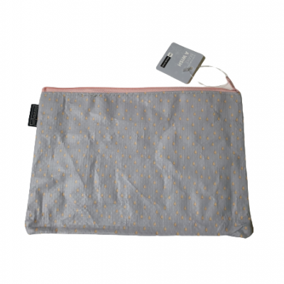 Bolsa ou estojo cinza com pontos cor de laranja e fecho rosa, etiqueta MINISO