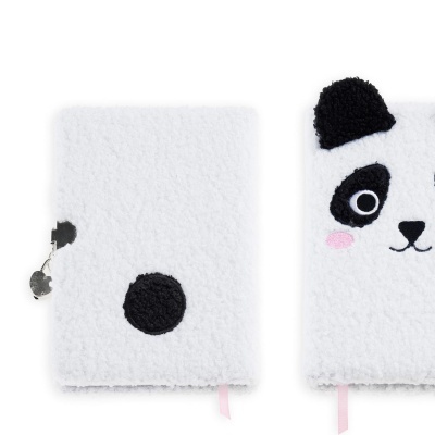 Capa para agenda ou livro pelúcia branca com rosto de panda em preto e rosa