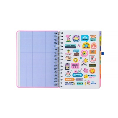 Caderno semanal aberto com adesivos coloridos e divisórias mensais
