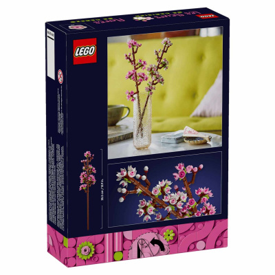 Conjunto LEGO de ramos de flores cor-de-rosa e branco em vaso de vidro, com fundo amarelo.