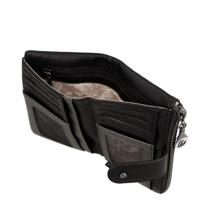 Carteira preta em pele sintética aberta com vários compartimentos e fecho de botão