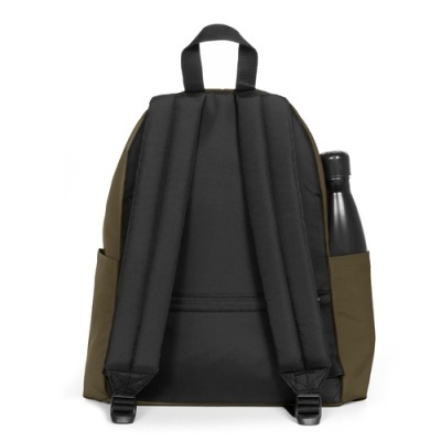Mochila vista pelas costas com alças pretas e laterais castanhas e garrafa preta