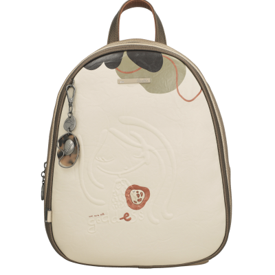 Mochila bege com detalhes castanhos e verde oliva, chaveiro e frase we are all goddess