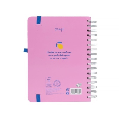Caderno espiral rosa com texto e elásticos azuis
