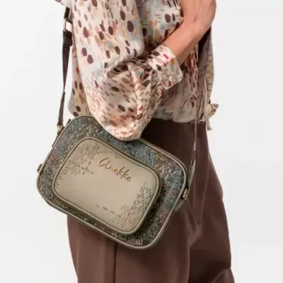 Bolsa de senhora castanha com padrão floral e nome Anekke