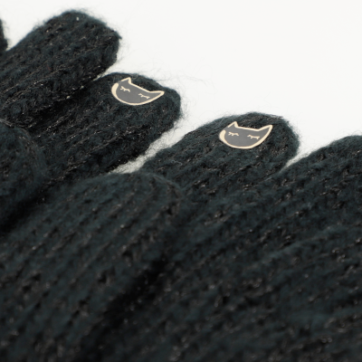 Luvas de malha preta com emblemas metálicos de cabeça de gato