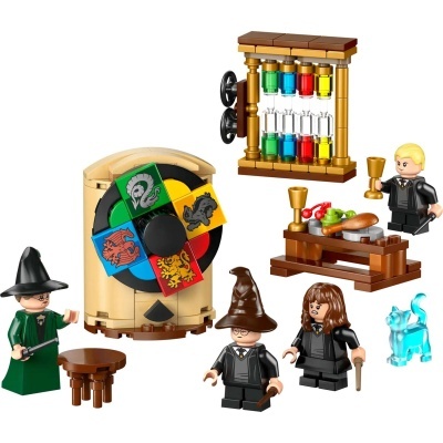 Conjunto LEGO com minifiguras e acessórios escolares de magia.