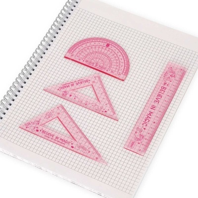 Conjunto de quatro réguas de plástico rosa em caderno quadriculado