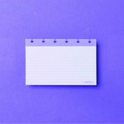 Bloco de notas branco com linhas e orifícios azuis sobre fundo roxo