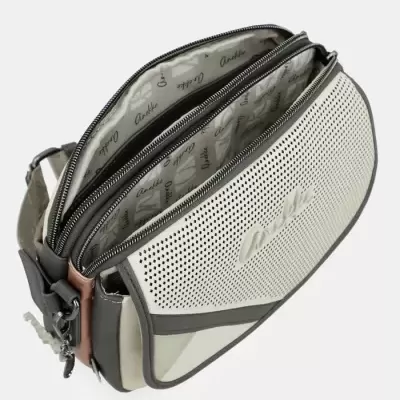 Mala tipo carteira creme com detalhes cinza e nome Anekke na frente