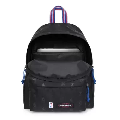 Mochila preta com padrão NBA, alça tricolor e etiquetas NBA e EASTPAK