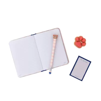 Caderno aberto com caneta de cabeça de urso, lista To-do e marcador em forma de pata cor de rosa