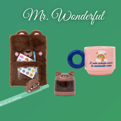 Conjunto de caneca, apontador, estojo peludo e caneta tema urso em fundo verde