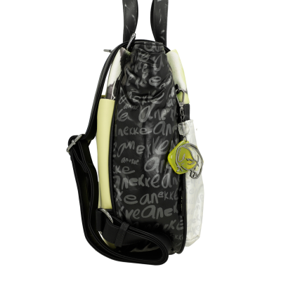 Mochila preta com padrão de texto, detalhes amarelos e chaveiro amarelo
