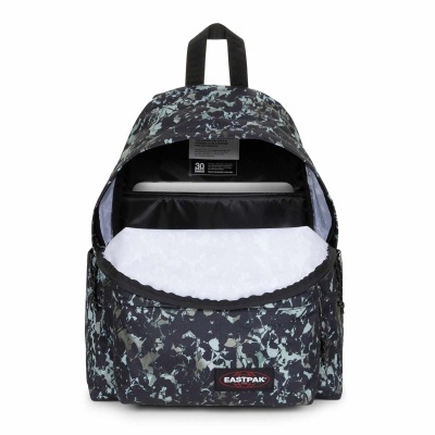 Mochila EASTPAK com padrão de camuflagem em cores escuras aberta, mostrando interior preto e bolso frontal