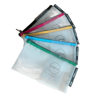 Cinco pastas transparentes com fecho zip colorido em plástico texturado