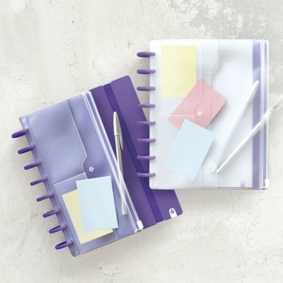Dois cadernos organizadores coloridos com notas autocolantes e canetas