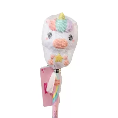 Caneta com topo de unicórnio de pelúcia colorida embalada em rede branca com etiqueta cor-de-rosa.