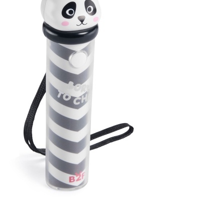 Lanterna pequena com cabeça de panda e padrão de riscas cinza e branco.