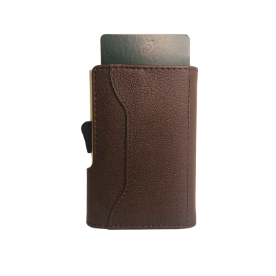 Carteira de couro castanha com cartão preto