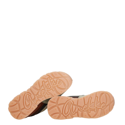 Solas de ténis com a palavra Anekke gravada na borracha cor salmão