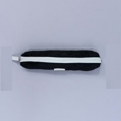 Estojo preto com fecho branco sobre fundo cinzento claro