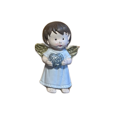 Estatueta decorativa de anjo com vestido azul claro e asas douradas a segurar um coração prateado
