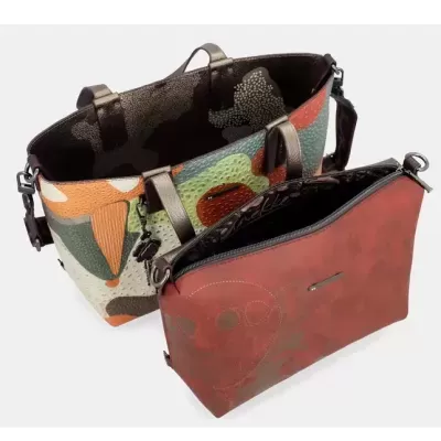 Duas malas, uma camuflada e outra castanha com padrão de caveira