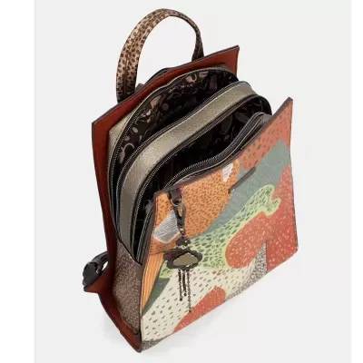 Mochila feminina colorida com padrão abstrato e pendente de nuvem