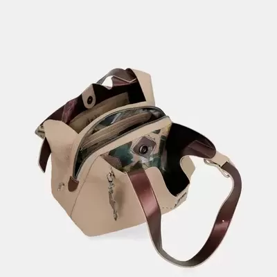 Mala bege em couro com interior camuflado vista superior aberto