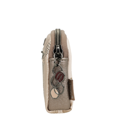 Bolsa pequena tipo carteira castanha e bege com fecho metálico e pingentes