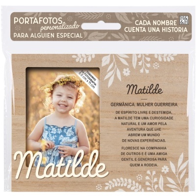 Porta-fotos personalizado Matilde em madeira clara com decoração de folhas brancas