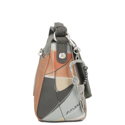 Mala de mão em pele com padrões geométricos coloridos e pendente prateado