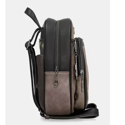 Mochila preta e castanha de couro e sintético vista de lado