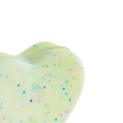 Estojo em forma de coração verde claro com pontinhos azul, verde e rosa