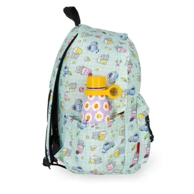 Mochila azul clara com padrão de hipopótamos e garrafa rosa com flores