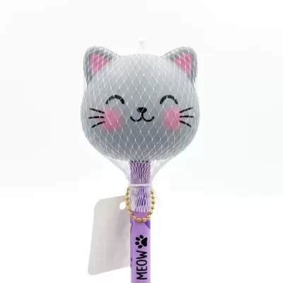 Caneta com cabeça de gato cinzento sorridente e corpo lilás com a palavra MEOW.