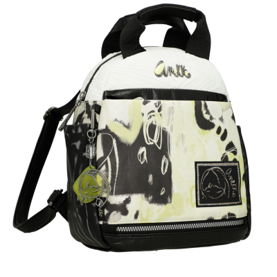 Mochila pequena com padrão abstrato preto, branco e amarelo, com alças pretas e fecho frontal.