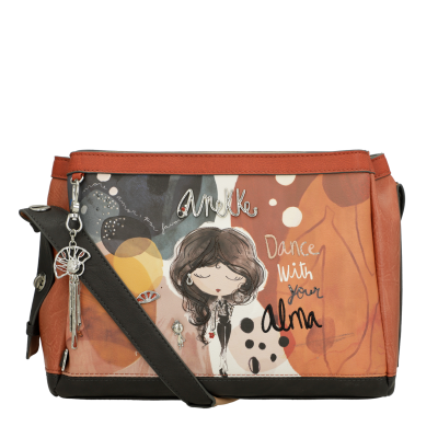 Bolsa colorida com ilustração de menina e texto, alça preta e pendente metálico