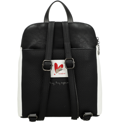 Mochila preta e branca com alças ajustáveis e etiqueta decorativa.