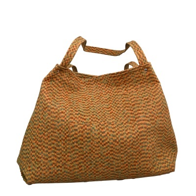 Mala de tecido tricotado com padrão geométrico em tons de laranja e verde