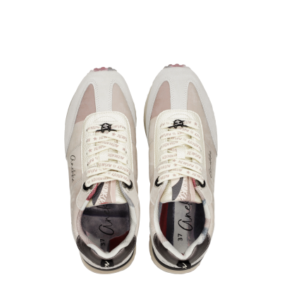 Par de sapatilhas bege, branco e rosa com atacadores escritos e interior decorado