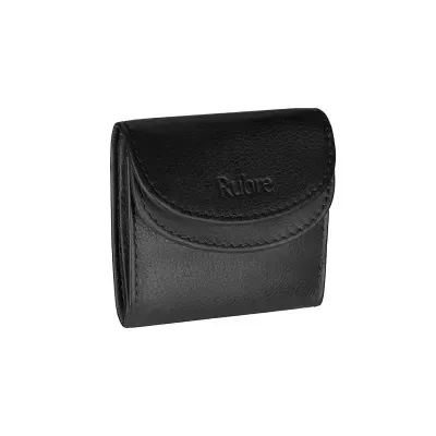 Carteira preta da marca Rilore em pele com fecho de aba